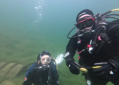 Zwei Taucher gemeinsam während eines Tauchgangs im Geiseltalsee