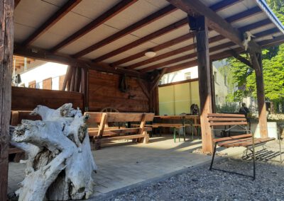 Überdachter Aufenthaltsbereich an der Tauchbasis am Geiseltalsee