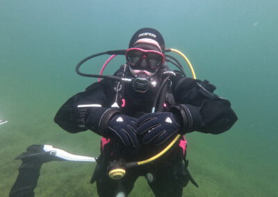 Taucher unter Wasser während eines Tauchgangs im Geiseltalsee