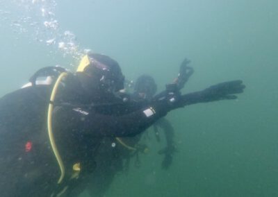 Taucher bei einer Übung zur Unterwasser Navigation während der Tauchausbildung bei Divecrew Berlin