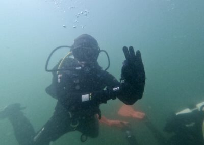 Taucher gibt während der Tauchausbildung bei Divecrew Berlin das OK Zeichen