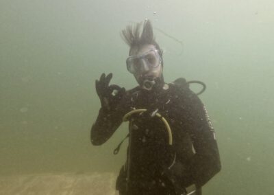 Taucher bei einer Übung während er Freiwasserausbildung bei Divecrew Berlin