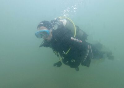 Taucher während eines Ausbildungstauchgangs bei Divecrew Berlin