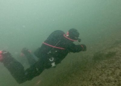 Taucher während eines Tauchgangs bei Divecrew Berlin